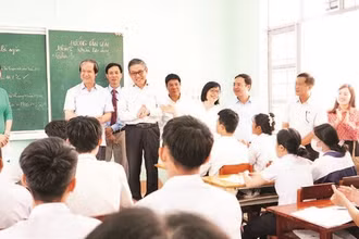 Bộ trưởng Nguyễn Kim Sơn đến thăm và làm việc với thầy, cô giáo, cán bộ Trường trung học phổ thông Hoàng Hoa Thám, Gia Lai.
