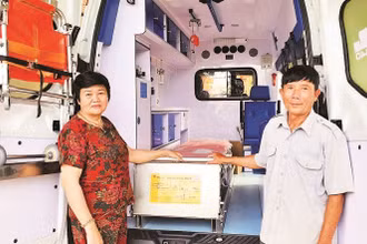 Bên trong xe cứu thương được trang bị dụng cụ phục vụ sơ, cấp cứu cho bệnh nhân.