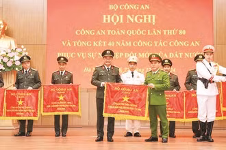 Công an thành phố Huế vinh dự được Bộ Công an tặng cờ thi đua xuất sắc năm 2024.
