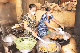 Bếp ăn tình thương Vĩnh Trạch 15 năm qua hỗ trợ bữa ăn trưa cho nhiều học sinh nghèo.