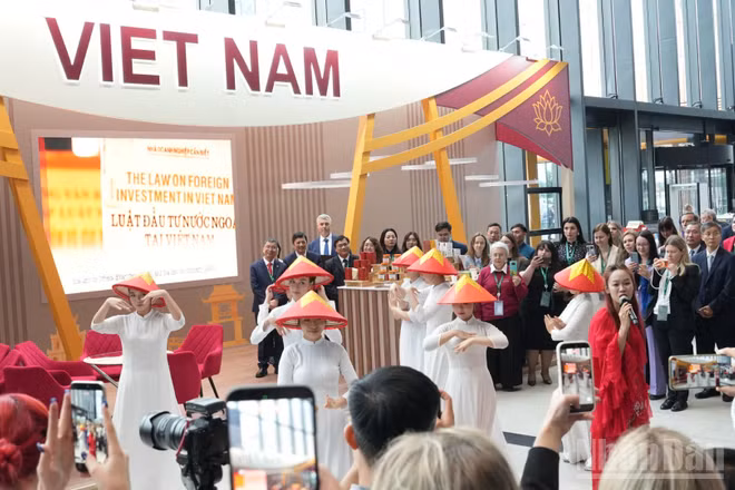 Triển lãm Gian trưng bày Việt Nam tại Diễn đàn. (Ảnh: THANH THỂ)