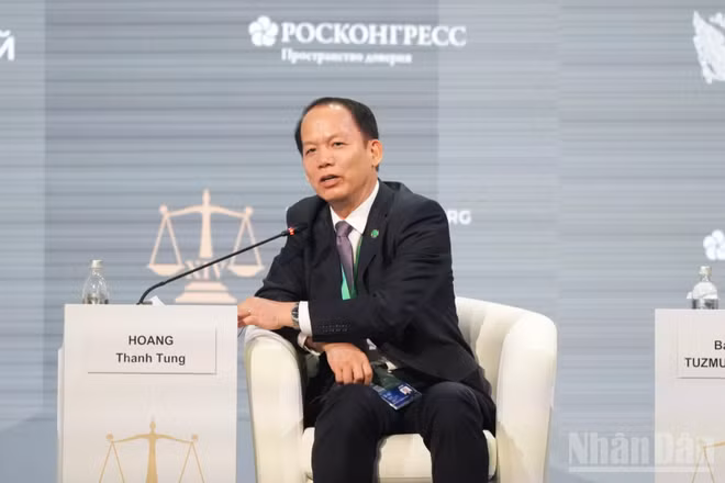 Bộ trưởng Tư pháp Hoàng Thanh Tùng tại Phiên toàn thể. (Ảnh: THANH THỂ)