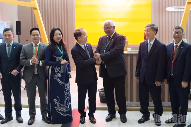 Bộ trưởng Tư pháp Hoàng Thanh Tùng gặp Chánh án Tòa án Nhân dân Tối cao Cuba Oscar Manuel Silvera Martinez. (Ảnh: THANH THỂ)