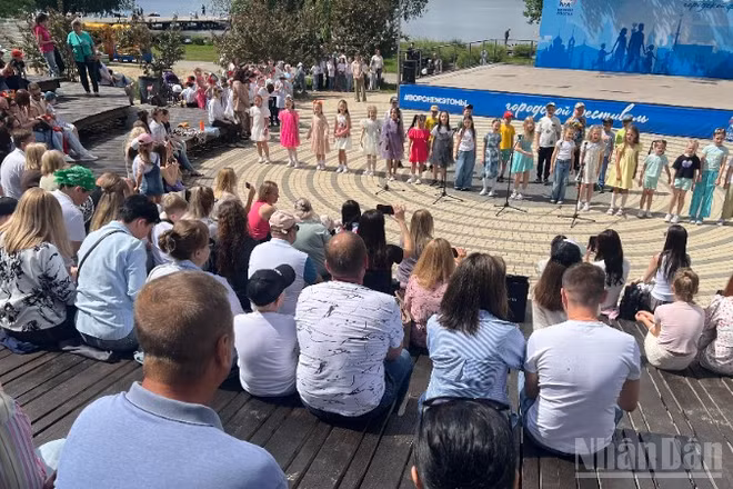 Buổi biểu diễn văn nghệ tại Voronezh, Liên bang Nga. (Ảnh: THANH THỂ)