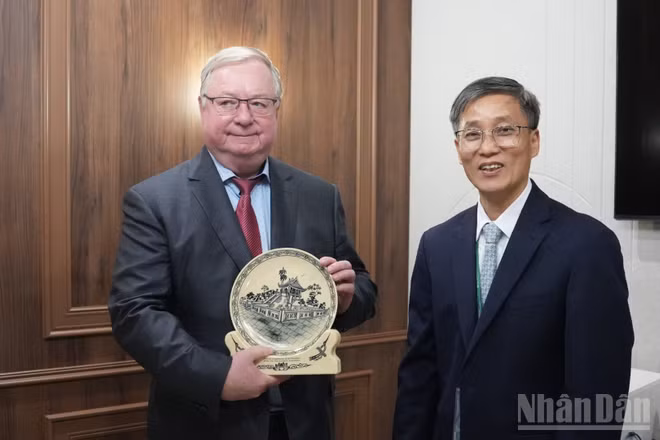Chủ tịch Hội Luật gia Việt Nam Nguyễn Khánh Ngọc và Chủ tịch Hội Luật gia Liên bang Nga Sergey Stepashin. (Ảnh: THANH THỂ)