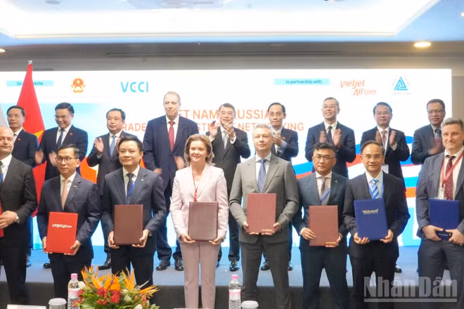 Lễ trao các văn kiện hợp tác giữa doanh nghiệp hai nước trước sự chứng kiến của Thủ tướng Chính phủ Lê Minh Hưng. (Ảnh: XUÂN HƯNG)