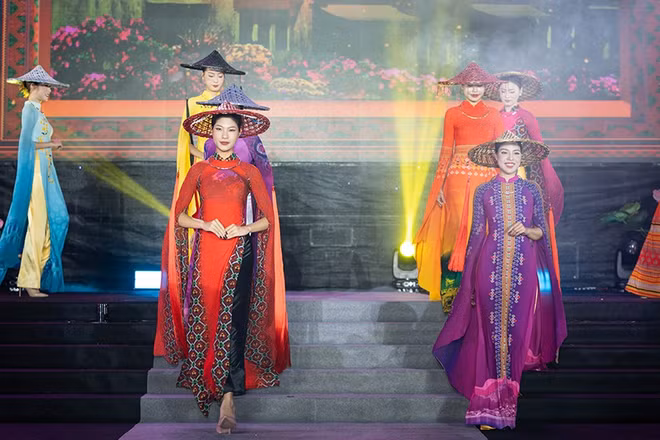 Bộ sưu tập "Hương sắc Việt Nam" của nhà thiết kế 9x Vũ Thảo Giang mở màn Lễ hội Áo dài Du lịch 2025.