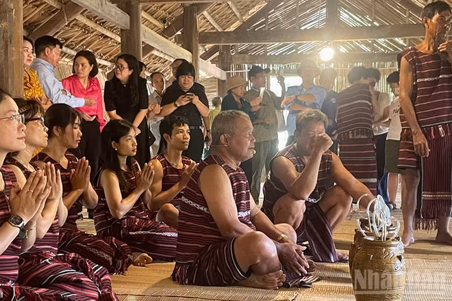 Du khách tham quan sự kiện tái hiện một lễ cúng của người Chơ Ro (Đồng Nai) tại Làng Văn hóa-Du lịch các dân tộc Việt Nam.