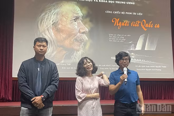 Từ phải sang: Đạo diễn Trịnh Quang Tùng, đạo diễn Đặng Linh và quay phim Đức Nguyên.
