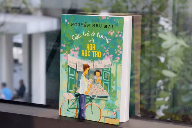 Cuốn hồi ký “Cậu bé ở hang và Hoa Học Trò” của nhà báo, nhà văn Nguyễn Như Mai. (Ảnh: Nhà xuất bản Kim Đồng)