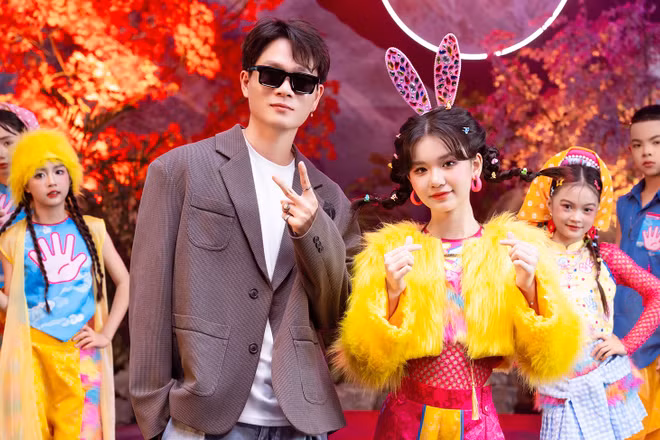 Nhạc sĩ Tuấn Cry và ca sĩ nhí Kim Cương trong MV mới.