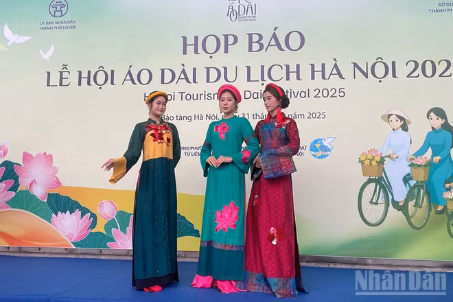 Trình diễn áo dài tại Bảo tàng Hà Nội.