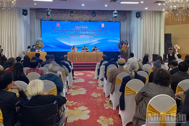 Tọa đàm thu hút sự tham gia của đông đảo các nhà văn, nhà thơ nhiều thế hệ.