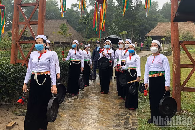 Đồng bào Mường đón khách du lịch tại Làng.