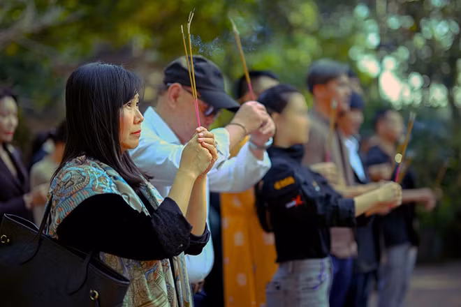 Đoàn làm phim “Hộ linh tráng sĩ – Bí ẩn mộ Vua Đinh” dâng hương tại đền Vua Đinh, Vua Lê, Ưu bà Phạm Thị Trân. (Ảnh: BHD)
