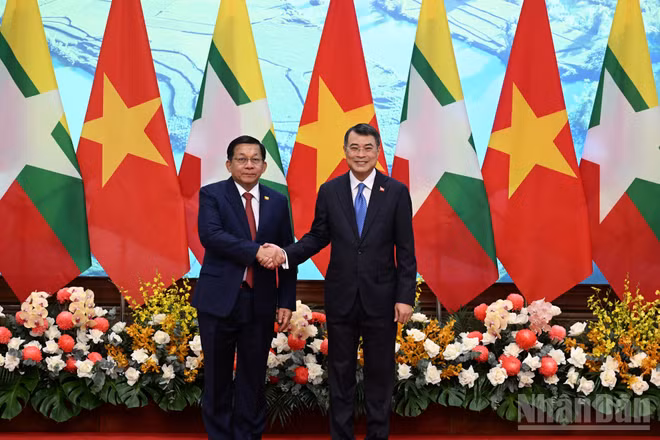 Thủ tướng Lê Minh Hưng và Tổng thống nước Cộng hòa Liên bang Myanmar Min Aung Hlaing. (Ảnh: TRẦN HẢI)