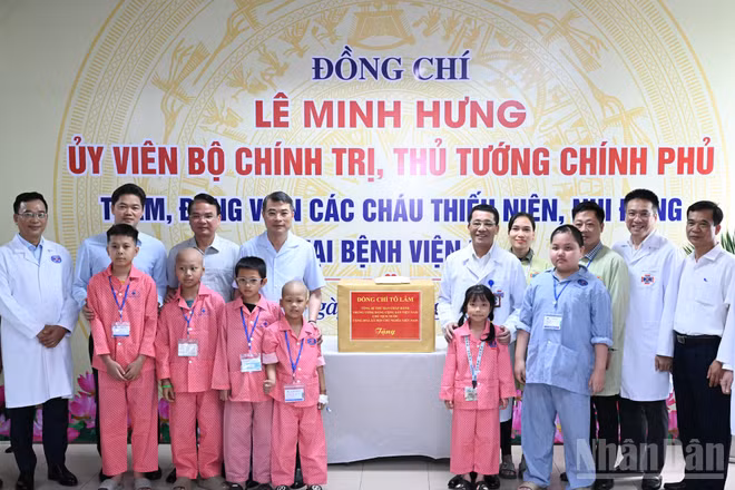 Thủ tướng Lê Minh Hưng trao quà của Tổng Bí thư, Chủ tịch nước Tô Lâm tặng các bệnh nhi đang điều trị tại Bệnh viện K (cơ sở Tân Triều, phường Thanh Liệt).