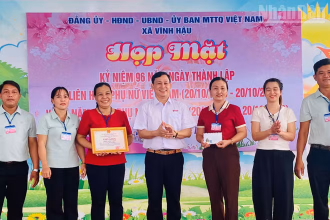Đồng chí Trần Hoàng Khải, Chủ tịch Ủy ban nhân dân xã Vĩnh Hậu (tỉnh Cà Mau) trao Giấy khen và phần thưởng cho đơn vị đoạt giải Hội thi nấu ăn với chủ đề “Bữa cơm gia đình”. (Ảnh: QUANG THÁI)