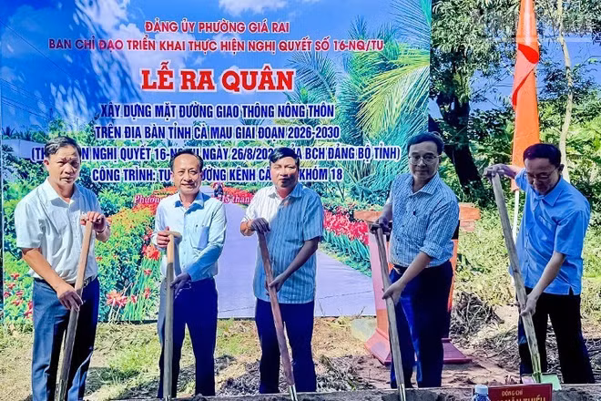 Đồng chí Phạm Thiều (thứ hai từ trái sang), Phó Bí thư Tỉnh ủy, Chủ tịch Hội đồng nhân dân tỉnh Cà Mau, dự lễ ra quân làm các tuyến đường giao thông nông thôn tại phường Giá Rai. (Ảnh đồng chí Lưu Quang Anh, Phó Chủ tịch Ủy ban nhân dân phường Giá Rai cung cấp)