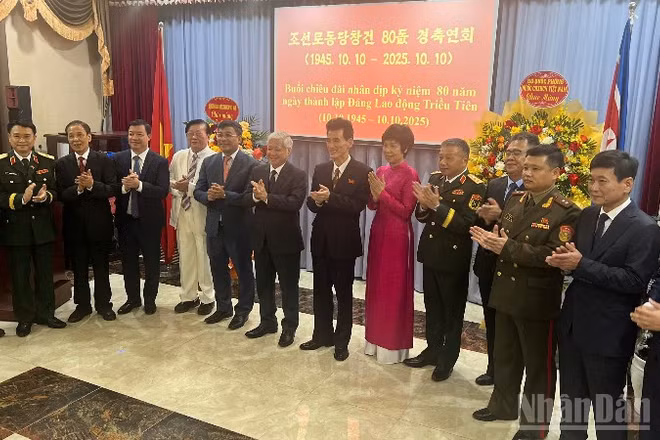 Đại diện hai nước chụp ảnh tại buổi chiêu đãi.
