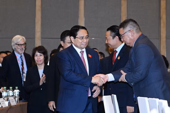 Thủ tướng Phạm Minh Chính với các đại biểu tham dự Diễn đàn Doanh nghiệp Việt Nam thường niên.