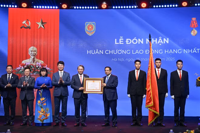 Thủ tướng Phạm Minh Chính trao Huân chương Lao động hạng Nhất tặng Bộ Tư pháp.