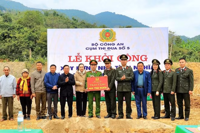 Công an tỉnh Nghệ An - đại diện Cụm thi đua số 5 Bộ Công an trao biển tượng trưng nhà tình nghĩa tặng Đại úy Lô Đình Quang. (Ảnh: CÔNG AN NGHỆ AN)