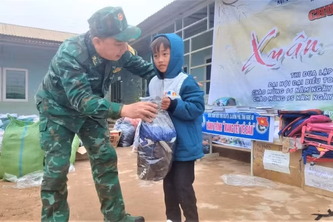 Trao tặng áo ấm cho học sinh Trường tiểu học Tri Lễ 2 (điểm bản Huồi Mới). (Ảnh: LÊ THẠCH)