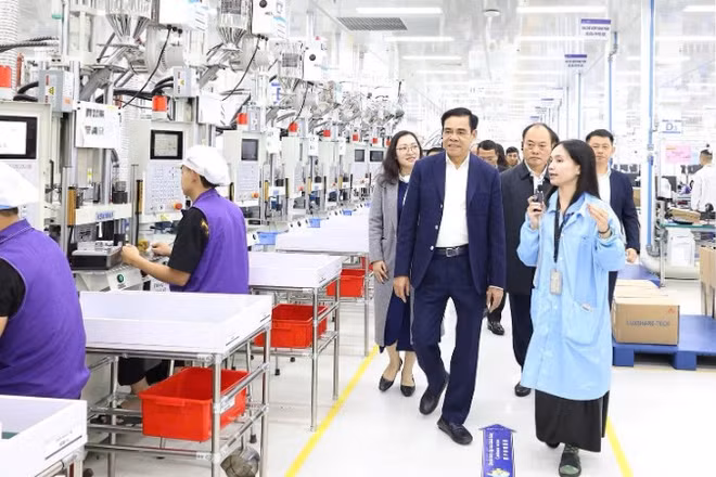 Chủ tịch Ủy ban nhân dân tỉnh Nghệ An Võ Trọng Hải tham quan dây chuyền sản xuất tại Công ty trách nhiệm hữu hạn công nghệ chính xác Luxcase (Việt Nam), một trong 6 pháp nhân của Tập đoàn Luxshare đầu tư tại Khu công nghiệp VSIP.