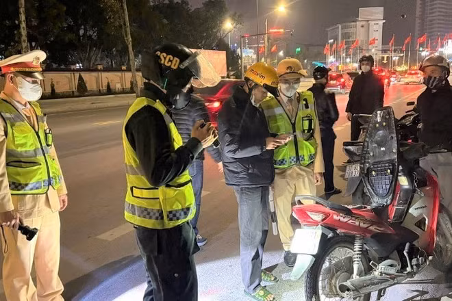 Tổ công tác 373 Công an tỉnh Nghệ An tuần tra, kiểm soát. (Ảnh: CÔNG AN NGHỆ AN)