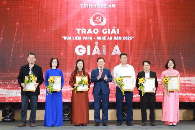 Bí thư Tỉnh ủy Nghệ An Nguyễn Khắc Thận trao giải A đến các tác giả, nhóm tác giả.