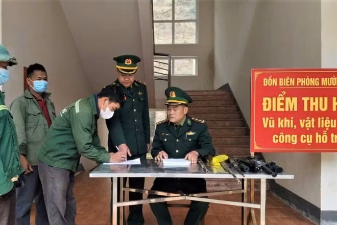 Người dân tự nguyện giao nộp vũ khí tự chế, vật liệu nổ cho Đồn Biên phòng Mường Ải. (Ảnh: HẢI THƯỢNG)