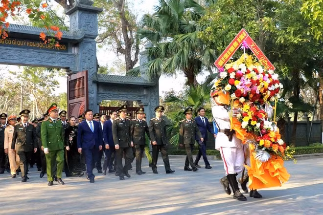Đoàn đại biểu Đảng ủy Công an Trung ương dâng hương tại Khu di tích quốc gia đặc biệt Kim Liên. 