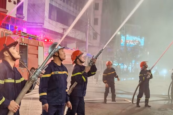 Cảnh sát phòng cháy, chữa cháy và cứu nạn, cứu hộ, Công an tỉnh Nghệ An thực tập phương án chữa cháy tại chợ Vinh. (Ảnh: CÔNG AN NGHỆ AN)