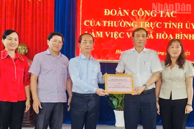 Nhân dịp đến làm việc tại xã Hòa Bình, Đoàn công tác của Thường trực Tỉnh ủy Cà Mau đã hỗ trợ 40 máy vi tính cho Thư viện Trường Tiểu học Hòa Bình A. Nguồn kinh phí do lãnh đạo Ủy ban nhân dân dân tỉnh vận động, tài trợ.