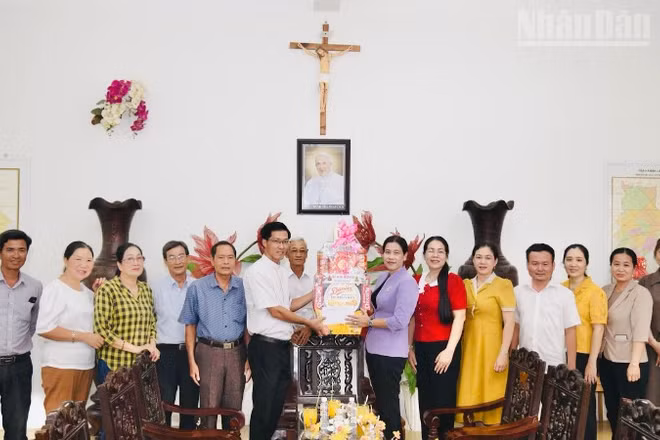 Đoàn công tác trao quà của Tỉnh ủy, Hội đồng nhân dân, Ủy ban nhân dân và Ủy ban Mặt trận Tổ quốc Việt Nam tỉnh Cà Mau tặng Giáo xứ Đức Mẹ hồn xác lên trời tại phường Bạc Liêu.
