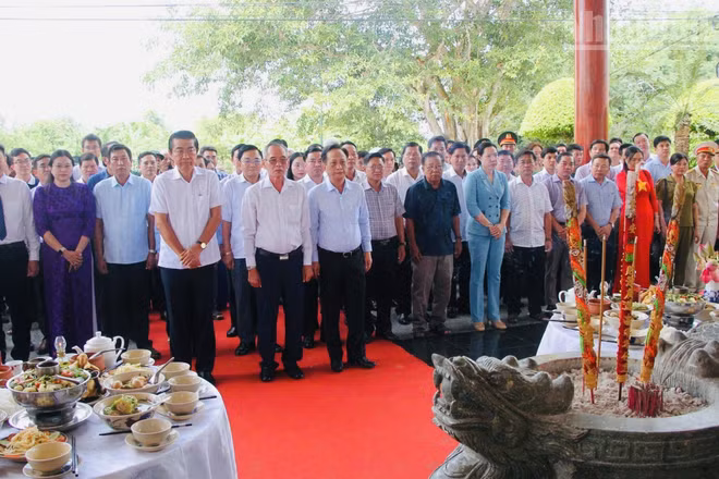 Các đồng chí lãnh đạo, nguyên lãnh đạo Trung ương và tỉnh, cùng đông đảo cán bộ, nhân dân các nơi trong tỉnh Cà Mau viếng Đền thờ Bác Hồ tại xã Châu Thới, ngày 2/9/2026. (Ảnh: TRỌNG DUY).
