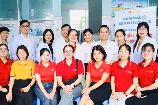 Các cán bộ Y tế Bệnh viện đa khoa Thanh Vũ Medic Bạc Liêu và Trạm Y tế phường Bạc Liêu (tỉnh Cà Mau) tại chương trình khám bệnh và phát thuốc miễn phí cho hơn 300 người cao tuổi trên địa bàn phường. (Ảnh: LIÊU KHẢI ĐẰNG).