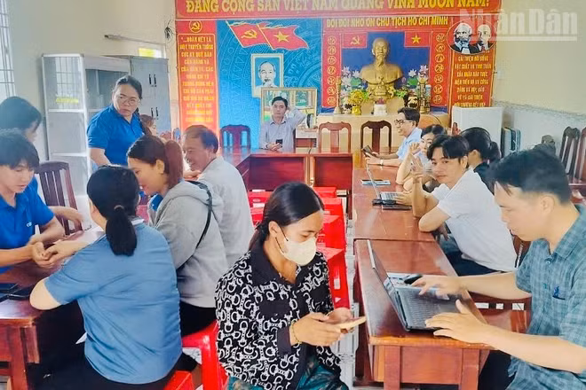 Trung tâm Phục vụ hành chính công xã Vĩnh Hậu phối hợp Công ty Truyền thông Cửu Long tổ chức hỗ trợ người dân cài đặt, sử dụng các tiện ích số trên ứng dụng VNeID và eTax Mobile. (Ảnh: CTV)