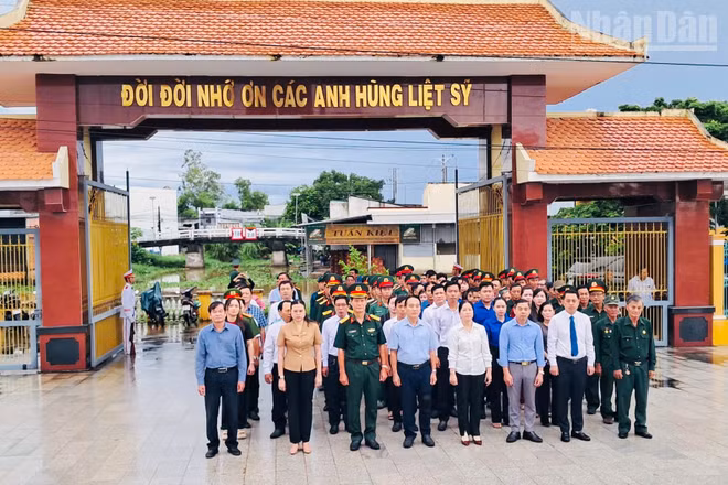 Đại diện lãnh đạo Bộ chỉ huy Quân sự tỉnh Cà Mau và Đảng ủy, Ủy ban nhân dân các xã Châu Thới, Vĩnh Hậu, Vĩnh Lợi, Hưng Hội, Vĩnh Mỹ tại Nghĩa trang Liệt sĩ Vĩnh Lợi ở xã Châu Thới. (Ảnh: VĂN MẪN)