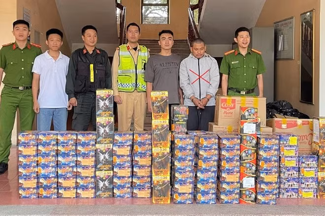 Đối tượng Nguyễn Văn Lâm (thứ 2, từ phải qua) và tang vật bị bắt giữ. (Ảnh: Công an Nghệ An)
