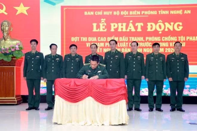 Đại diện các đơn vị ký giao ước thực hiện tốt các nội dung, chỉ tiêu đợt thi đua.