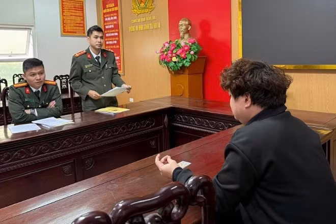 Tổ công tác Phòng An ninh chính trị nội bộ, Công an tỉnh Nghệ An ra quyết định xử phạt vi phạm hành chính đối với P.V.H. (Ảnh: HUYỀN THƯƠNG)
