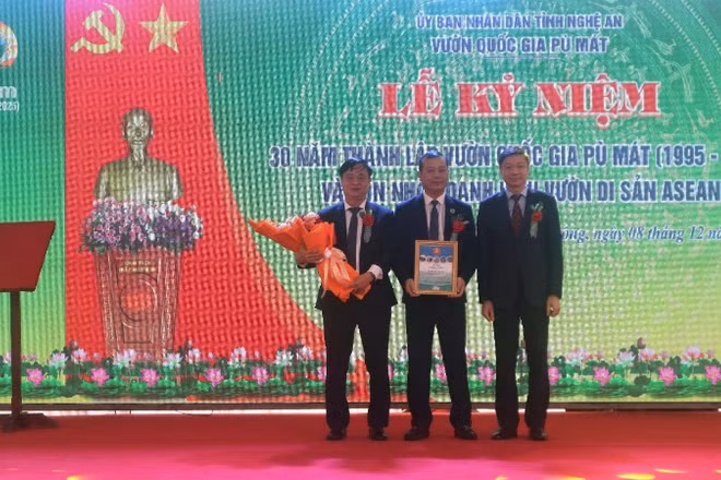Lãnh đạo Vườn quốc gia Pù Mát đón nhận danh hiệu Vườn di sản ASEAN.