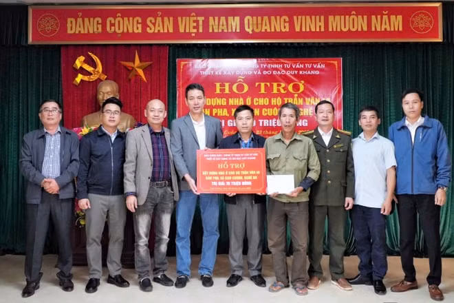Đoàn trao kinh phí hỗ trợ xây dựng nhà ở cho gia đình ông Trần Văn La ở bản Pha, xã Con Cuông.
