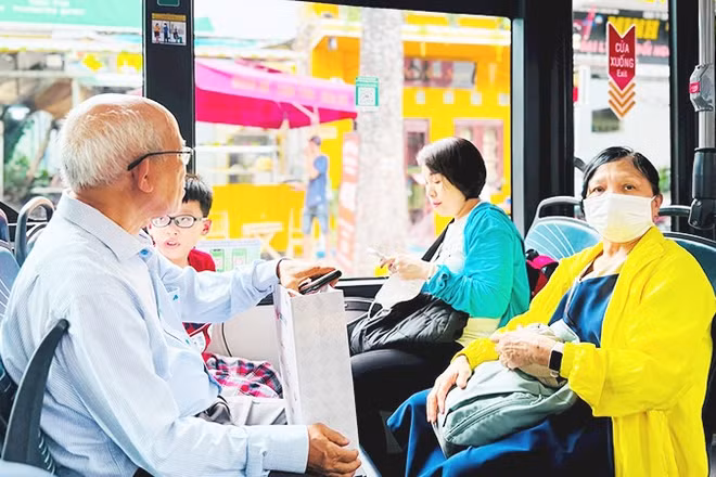 Thành phố Hồ Chí Minh đang tìm nhiều giải pháp để thu hút người dân sử dụng xe bus. Ảnh: THẾ ANH