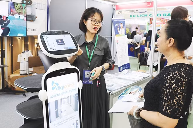 Robot tích hợp công nghệ AI phục vụ du lịch được giới thiệu tại VITM 2026.