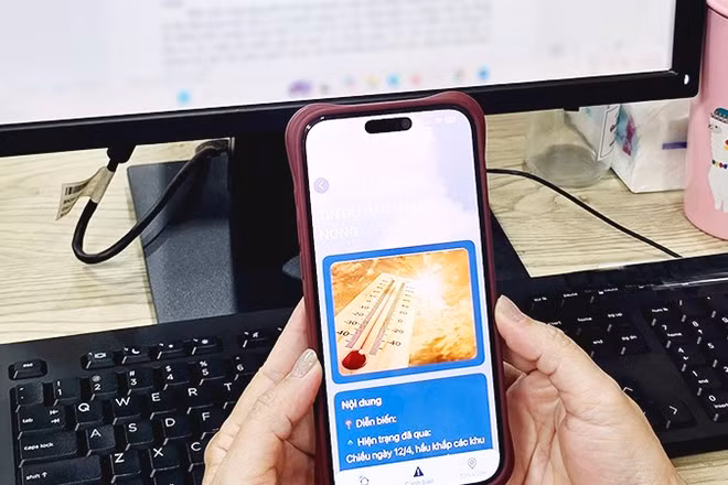 Người dân truy cập vào ứng dụng di động Thời tiết Việt Nam. Ảnh: SONG ANH