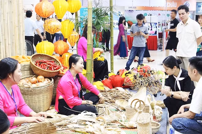 Người dân, du khách trải nghiệm tại các làng nghề thủ công, truyền thống Đà Nẵng.