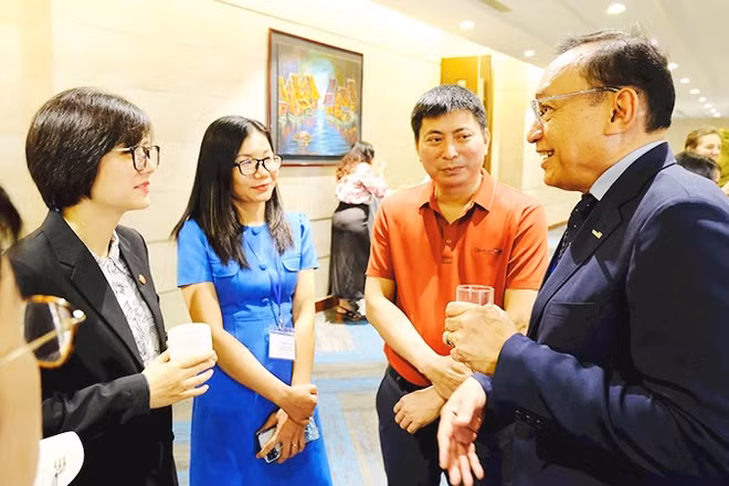 Ông Doseba Sinay (ngoài cùng, bên phải) chia sẻ về kế hoạch của WVIV. Ảnh: NVCC